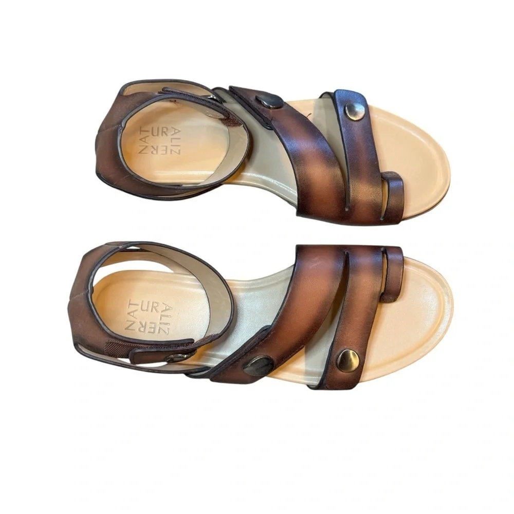 Naturalizer Tassy Flat Gladiator Sandal Brown Leather with Toe Ring- Size 9